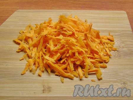 Морковь чистим и натираем на крупной тёрке.