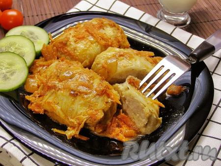 Достаём форму из духовки. Сочные, нежные и очень вкусные голубцы из пекинской капусты вместе с томатно-сметанным соусом, в котором они запекались, раскладываем по тарелкам и подаём к столу со свежими овощами или гарниром (например, с гречкой или рисом).