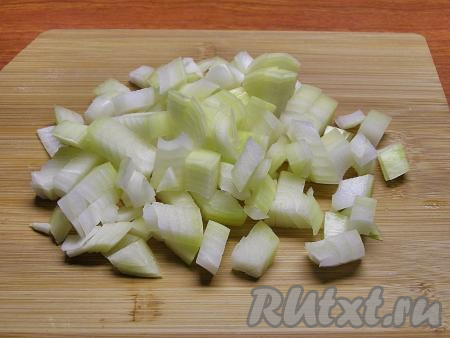 Теперь займёмся приготовлением соуса. Прежде всего очищенную луковицу нарезаем на кубики среднего размера.