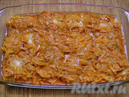 Заливаем получившимся томатно-сметанным соусом голубцы из пекинской капусты и ставим в прогретую до 180 градусов духовку на 40-45 минут.