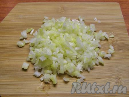 Очищенную луковицу нарезаем на маленькие кубики.