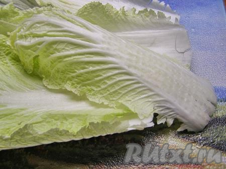 Листья пекинской капусты отделяем от кочана. Толстую часть можно срезать или слегка отбить кулинарным молоточком.