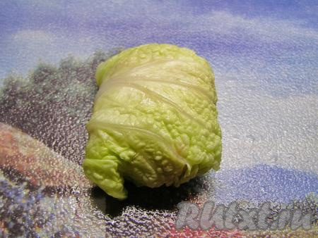 Заворачиваем лист, подгибая внутрь боковые части. Получится голубец из пекинской капусты, как на фото. Таким образом формируем все голубцы.