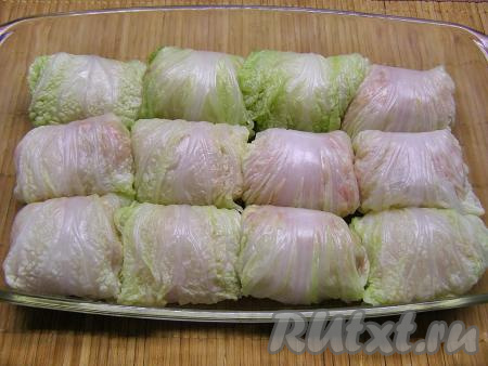 Форму для запекания смазываем растительным маслом и выкладываем в неё сформированные голубцы.