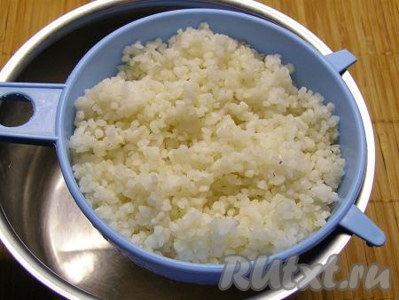 В 300 миллилитров кипящей подсоленной воды всыпаем рис и варим его после закипания минут 10-12 (до полуготовности, рис внутри должен остаться чуть твёрдым). Затем перекладываем рис на сито, чтобы стекла лишняя вода, и оставляем его остывать.