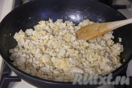 Перемешать фарш с яйцами и жарить 2-3 минуты (до готовности яиц).&nbsp;