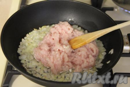Пока варятся макароны, обжарим фарш. Для этого нужно хорошо прогреть растительное масло в сковороде. Лук почистить, мелко нарезать, переложить в сковороду с разогревшимся маслом и обжаривать 4-5 минут (до прозрачности), иногда перемешивая, на среднем огне. Затем добавить в сковороду фарш.
