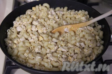 Перемешать макароны с фаршем и яйцами, обжаривать 2-3 минуты, периодически перемешивая. Макароны должны хорошо прогреться.