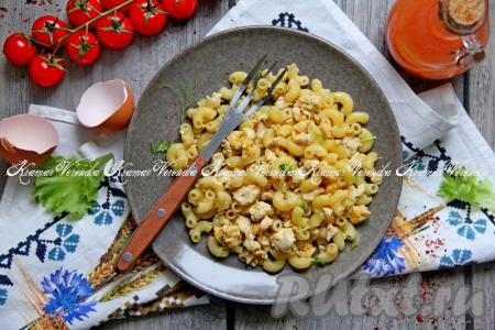 Вкусное, сытное блюдо разложить со сковороды по тарелкам и в горячем виде подать к столу. Макароны, обжаренные с фаршем и яйцами, создают отличное сочетание вкусов, которое понравится многим!