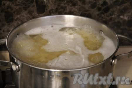 Вскипятить в кастрюле достаточно большое количество воды, подсолить, всыпать макароны, перемешать, снова дать закипеть и варить на небольшом огне 7-9 минут (точное время варки смотрите на упаковке макаронных изделий, которые вы варите).