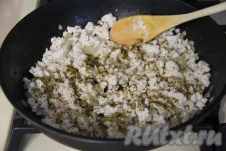 Обжаривать лук с фаршем, разбивая комочки мяса, минут 10-15 (до готовности фарша), затем всыпать соль и специи по вкусу, перемешать.
