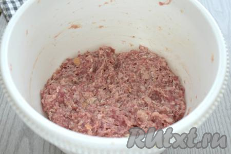 Тщательно перемешиваем получившийся фарш.