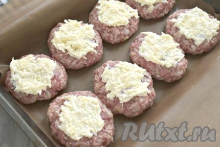 По 1 чайной ложке получившейся массы из сыра и майонеза раскладываем поверх каждой котлеты.