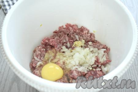 Для получения фарша берём кусочки мяса (у меня - говядина и свинина), пропускаем через мясорубку. Безусловно можно взять и покупной фарш. Перекладываем фарш в миску. Очищенную луковицу мелко нарезаем (или пропускаем через мясорубку) и вместе с пропущенным через пресс чесноком добавляем в миску с фаршем. Сюда же разбиваем яйцо.