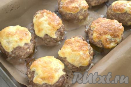 Отправляем заготовки котлет с сыром в духовку, разогретую до 180 градусов, минут на 40.