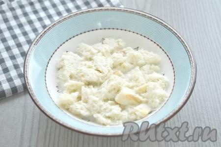 От батона (или белого хлеба) отрезаем корочки, они нам не понадобятся. Хлебный мякиш разламываем на кусочки и перекладываем в миску, заливаем молоком (или водой) и оставляем размокать на 5-7 минут.