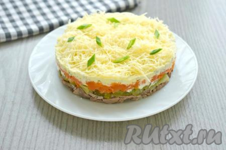 Салату даём пропитаться в холодильнике в течение 30-40 минут, а затем убираем сервировочное кольцо и подаём блюдо к столу. По желанию салат с куриной печенью и сыром можно украсить свежей зеленью.