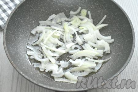 Куриную печень промываем водой, перекладываем в кастрюлю, заливаем полностью холодной водой и ставим на огонь. После закипания уменьшаем огонь, убираем пену с поверхности бульона, по вкусу солим, добавляем лавровый лист и горошины чёрного перца, варим минут 20. Варёную печёнку достаём из бульона и даём полностью остыть. Заранее отвариваем яйца (в течение минут 10 после закипания воды) и морковку в кожуре (в течение минут 30-35 после начала кипения воды), затем даём остыть и очищаем. Лук очищаем, нарезаем его полукольцами и обжариваем на растительном масле на сковороде минуты 2-3, иногда помешивая, на среднем огне. Убираем лук с огня и даём ему остыть.