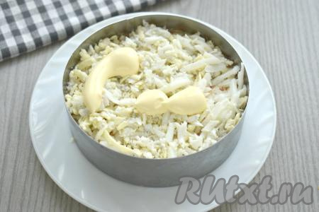 Яйца, натёртые на крупной тёрке, раскладываем поверх морковки, покрываем майонезом.