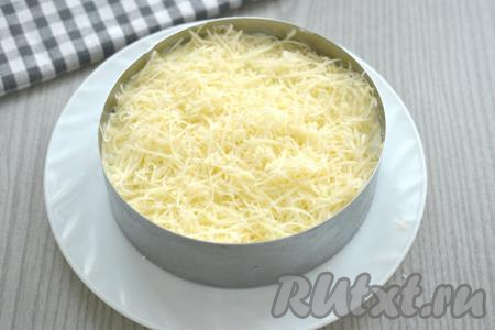 Завершающий слой нашего салата - мелко натёртый твёрдый сыр.