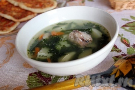 Быстрый и вкусный суп с рыбными консервами готов.
