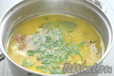 В конце приготовления пробуем суп. По вкусу его солим, добавляем молотые специи (у меня - универсальная приправа), нарезанную зелень и лавровый лист. Перемешиваем, даём закипеть и, уменьшив огонь, провариваем 2 минуты. Убираем с огня.