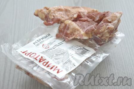 Вот такие копчёные свиные рёбрышки я взяла для приготовления горохового супа. Если рёбрышки крупные, тогда их лучше разрубить (или разрезать) на несколько частей.