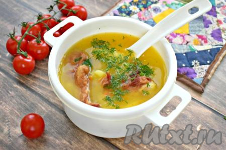 Гороховый суп, сваренный с копчёными свиными рёбрышками, получился сытным, ароматным и очень вкусным, разливаем его по тарелкам и подаём к столу, дополнив, по желанию, сметаной.