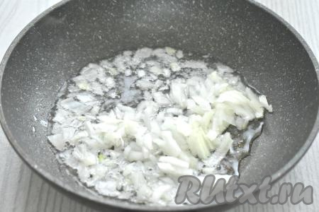 Пока варится картофель, обжарим овощи. Для этого хорошо разогреваем в сковороде растительное масло, выкладываем очищенный и мелко нарезанный лук, обжариваем его, иногда помешивая, до прозрачности (минуты 3-4) на среднем огне.