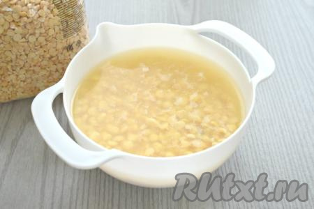 Для приготовления горохового супа я использовала колотый горох. Отмеряем нужное количество гороха, выкладываем в миску, полностью заливаем холодной водой и оставляем на ночь. Благодаря замачиванию гороха, время варки супа заметно сократится.