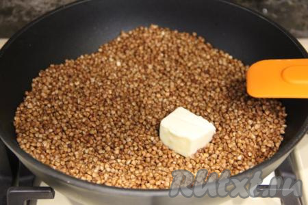 Затем добавить кусочек сливочного масла и обжарить гречку, помешивая, до расплавления масла.