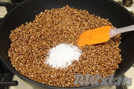 Добавить соль, перемешать.