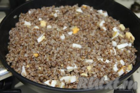 Перемешать гречку с варёными яйцами и жареным луком.