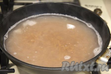 В сковороду с гречкой влить 600 миллилитров горячей воды.&nbsp;