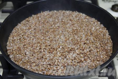 Как только вода закипит, убавить огонь до минимума, накрыть сковороду крышкой. Варить гречневую кашу минут 20 (до полного испарения воды и готовности гречки).&nbsp;
