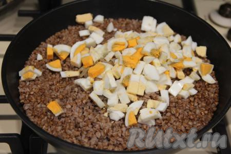 Сразу же добавить к гречке нарезанные варёные яйца.