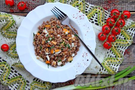 Гречку с яйцом и луком разложить по тарелкам и подать к столу в горячем виде. При подаче я это сытное и вкусное блюдо посыпала мелко нарезанной зеленью.