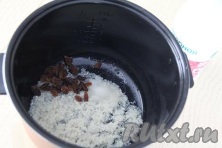 Рис и изюм выложить в чашу мультиварки, добавить соль и сахар.