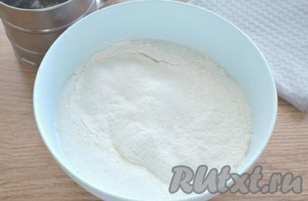 В получившуюся смесь частями всыпаем просеянную муку, каждый раз полностью вмешиваем, перемешивая тесто на небольшой скорости миксера.