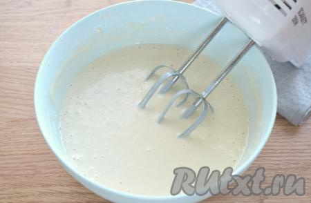 Добавляя постепенно муку и полностью вмешивая её, учитывайте, что тесто для блинов должно получиться не очень жидким, без комочков. Даём тесту постоять 10 минут.