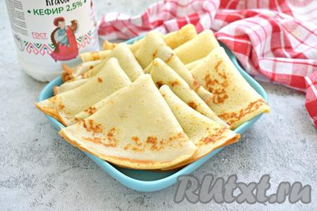 Всего у меня получилось 14 нежных, мягких, в меру тонких блинов, приготовленных из теста, замешанного на кефире с добавлением соды и кипятка. По желанию блинчики можно смазать растопленным сливочным маслом. К столу блины подаём со сметаной, вареньем, мёдом.