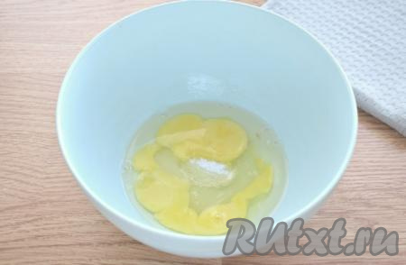 В глубокую миску разбиваем куриные яйца, всыпаем к ним сахар и соль.