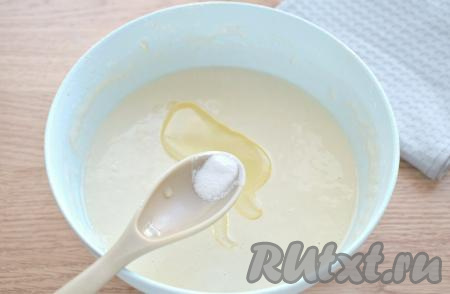 Теперь в блинное тесто вливаем растительное масло и всыпаем соду. Снова хорошо перемешиваем тесто.