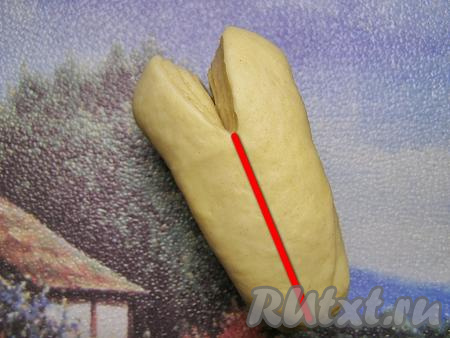 Затем продолжаем делать надрез, не прорезая тесто насквозь (то есть не доходя ножом до нижнего слоя теста).
