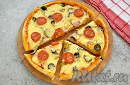 Аккуратно извлекаем пиццу из мультиварки (нужно просто наклонить съёмную чашу и пицца легко "съедет" по её стороне). Горячую пиццу, приготовленную из слоёного теста, разрезаем на кусочки и с удовольствием угощаемся сочной, вкусной и аппетитной выпечкой.