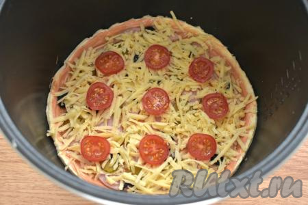 Поверх сыра раскладываем кружочки помидоров.