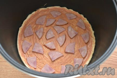 Выкладываем на тесто кусочки колбасы.