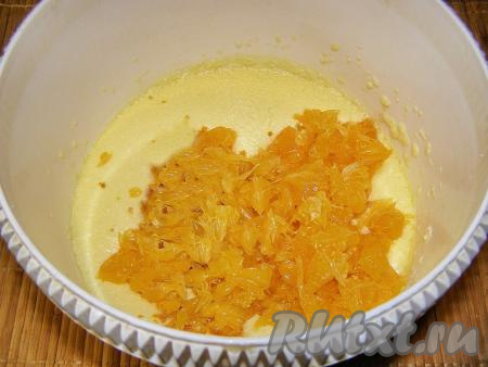 Перекладываем к получившейся массе подготовленную мякоть мандаринов и перемешиваем лопаткой (или столовой ложкой).