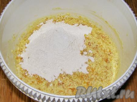 В полученную массу всыпаем разрыхлитель, соль, половину просеянной муки, перемешиваем тесто лопаткой (или ложкой) до однородности. Частями добавляем оставшуюся просеянную муку, полностью вмешивая её в тесто. Муки может потребоваться чуть большие или чуть меньше, главное - ориентируйтесь на консистенцию теста для мандаринового кекса. Учитывайте, что тесто должно получиться в меру густым, напоминающим достаточно густую сметану.