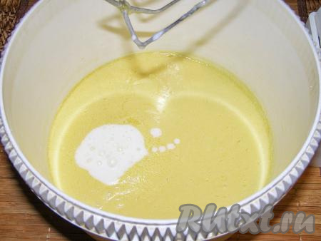 Вливаем кефир, взбиваем миксером до однородности.